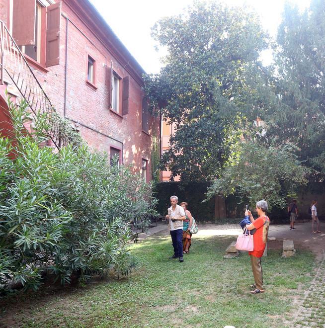 I giardini si raccontano Gruppo di turisti in un interno... verde 
