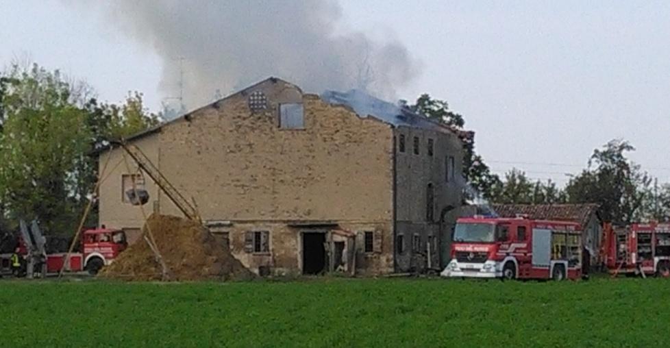 Fienile distrutto dal fuoco 