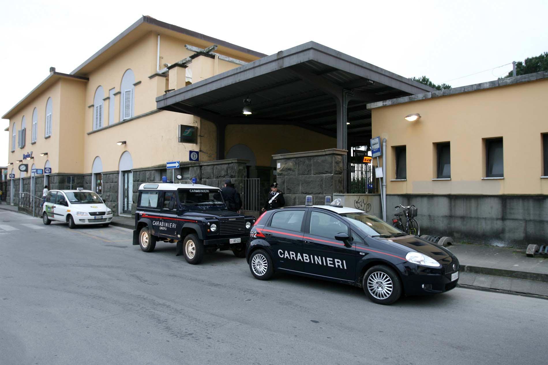 Pattuglie dei carabinieri di fronte alla stazione di Pescia (foto Nucci)