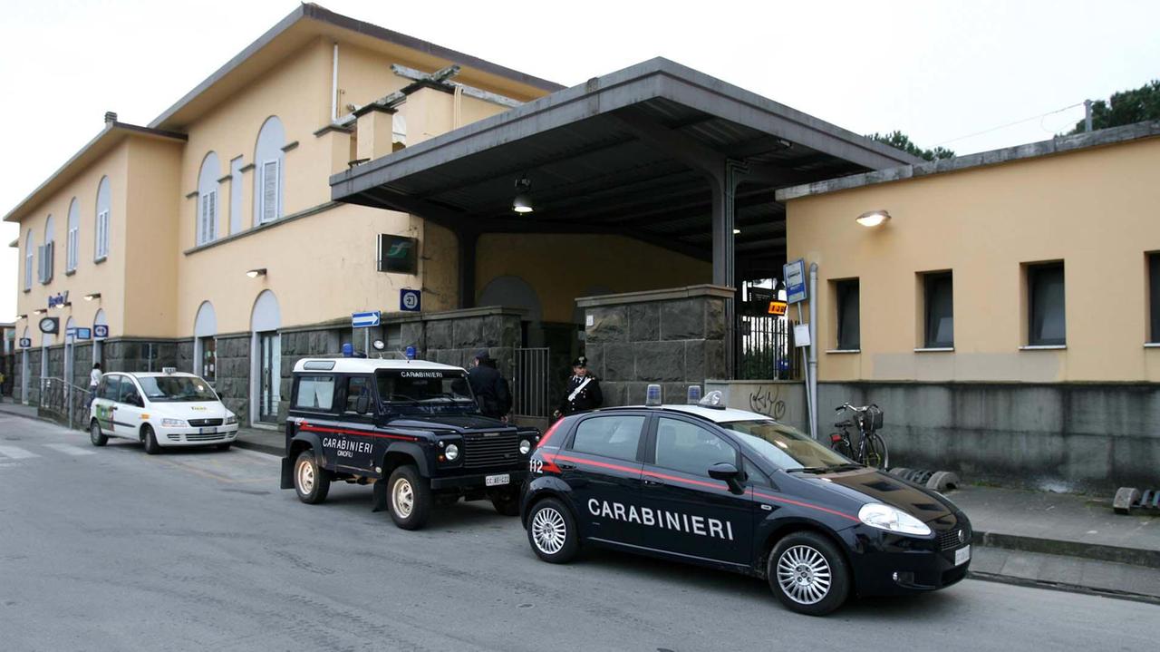 Pattuglie dei carabinieri di fronte alla stazione di Pescia (foto Nucci)