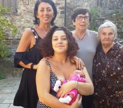 In piedi da sinistra Monica, Osetta e Nelda. Davanti Jasmine con in braccio la piccola Clelia