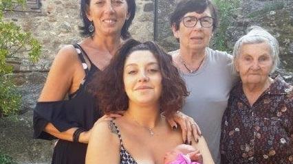 In piedi da sinistra Monica, Osetta e Nelda. Davanti Jasmine con in braccio la piccola Clelia