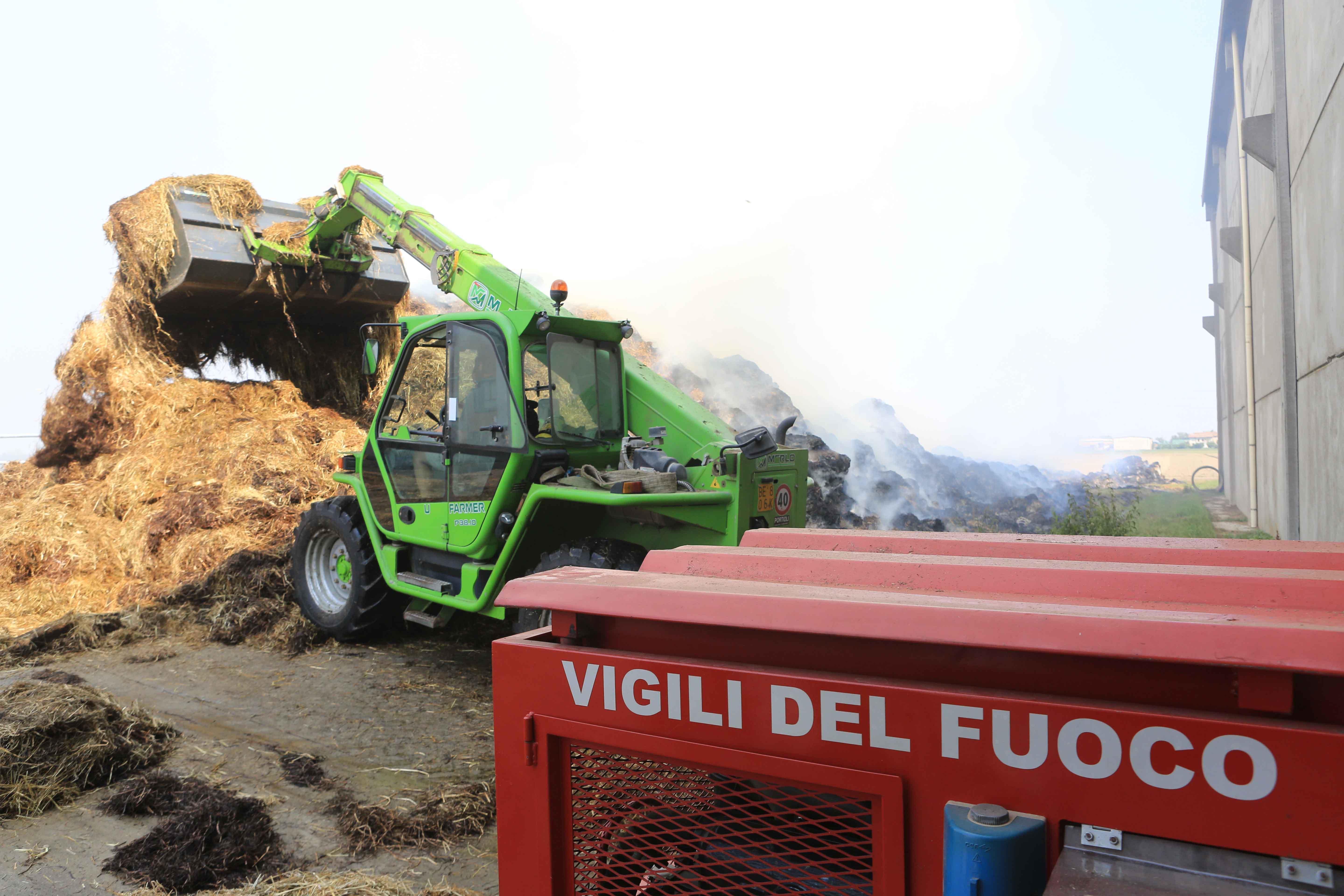 Novellara, fienile va in fiamme, vigili del fuoco al lavoro 