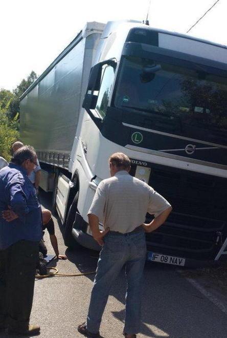 Tir rimane incastrato, strada chiusa per un giorno 