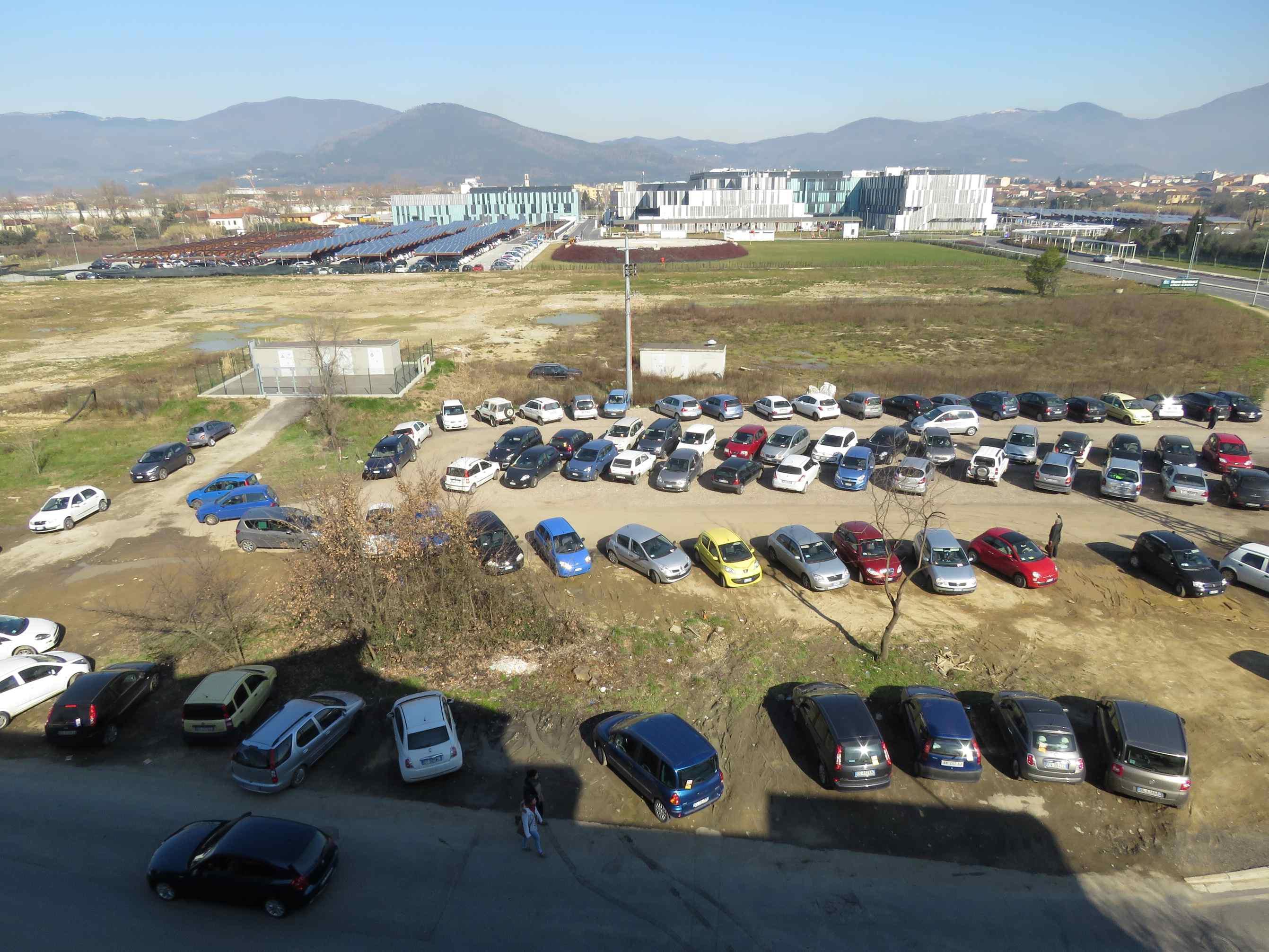 L'area di via Foscolo utilizzata fino ad oggi come parcheggio