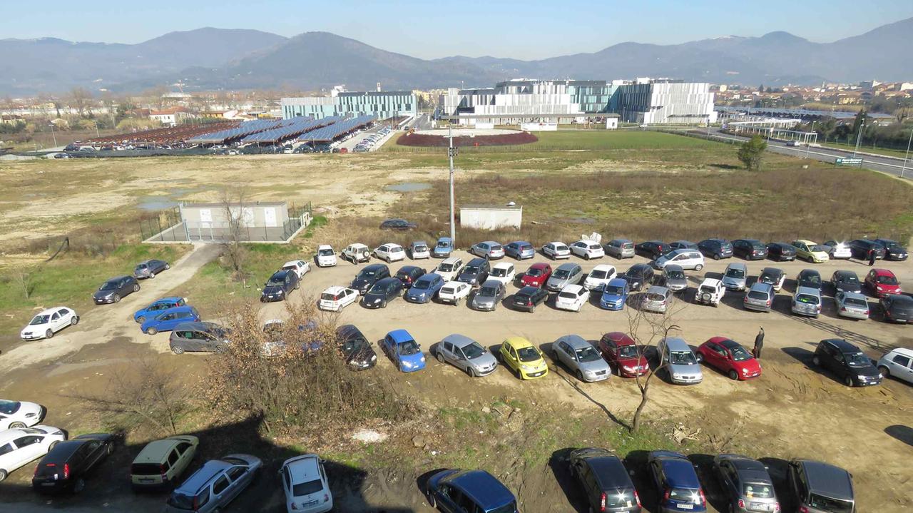 L'area di via Foscolo utilizzata fino ad oggi come parcheggio