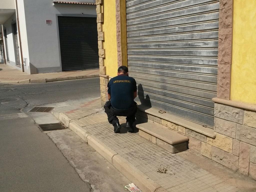 L'intervento degli artificieri del comando provinciale dei carabinieri a Sestu