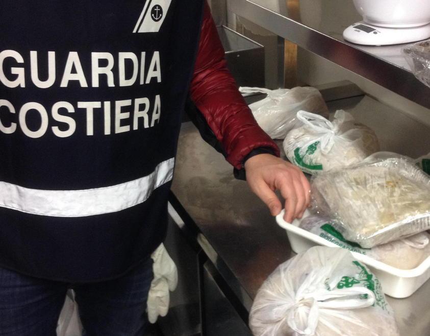 Un sequestro di pesce della Capitaneria