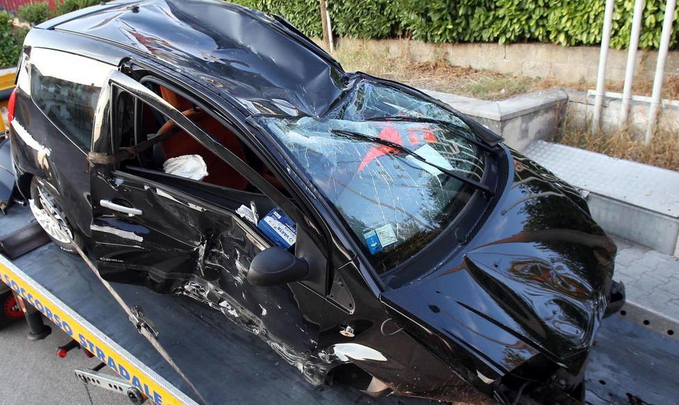 Auto contro un muro, grave ragazza 