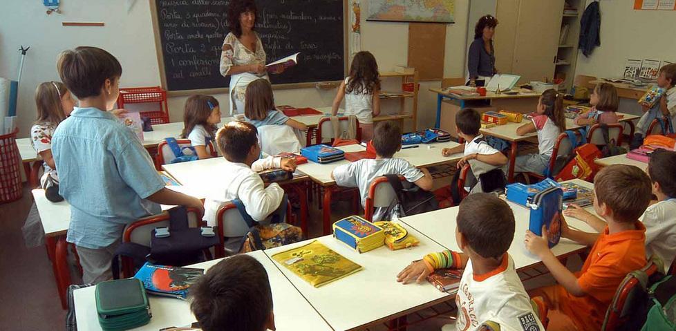 Cento firme per dire no al nuovo orario a scuola 