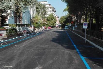 Corsa in discesa, biker cade e si ferisce al volto