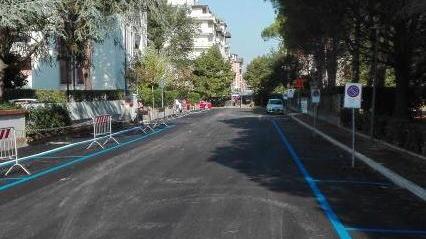 Corsa in discesa, biker cade e si ferisce al volto