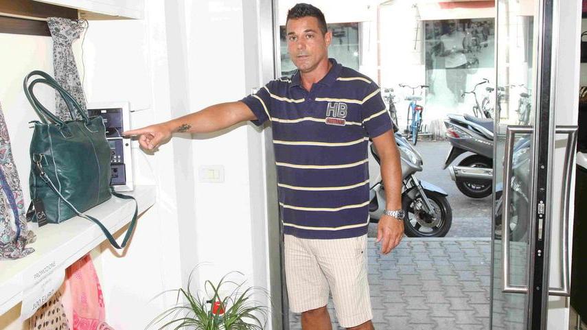Furto nel negozio all’ora di chiusura in zona mercato a Viareggio