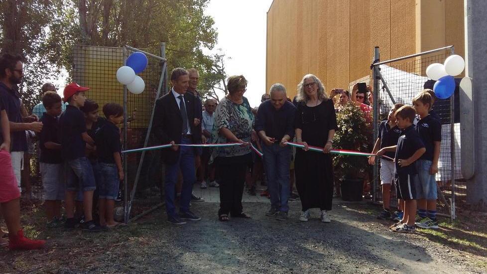 Palloncini e sorrisi per l’inaugurazione del campo da rugby