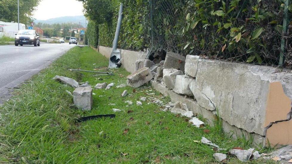 Con la Panda contro un muro: illeso