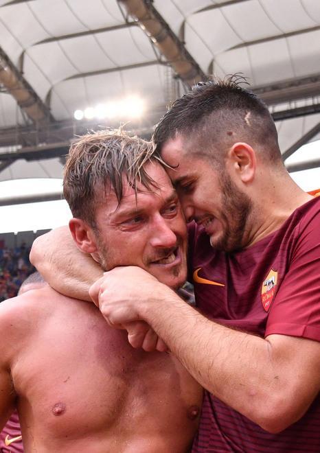 Diluvio a Roma: emerge solo re Totti, l’eterno 