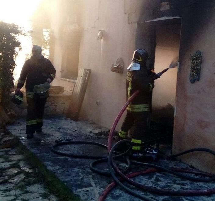 Chirialza, incendiata nella notte la casa di un imprenditore 