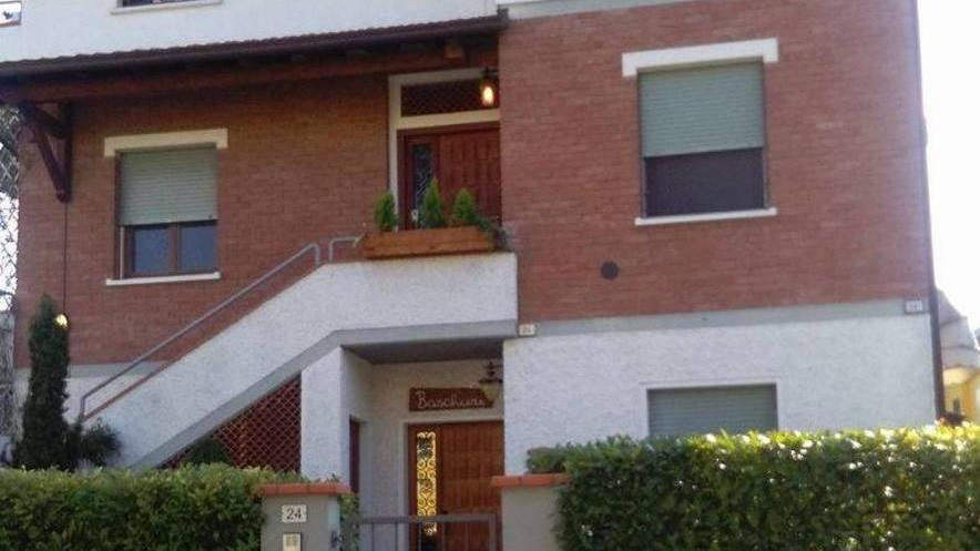 «Colpito con un flessibile dal rapinatore»