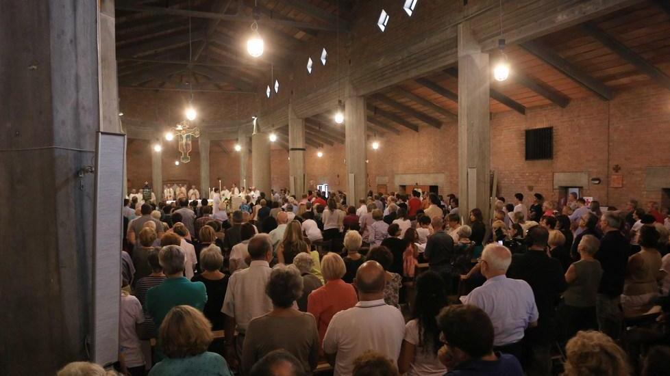 I parrocchiani in lacrime all’ultima messa dei frati