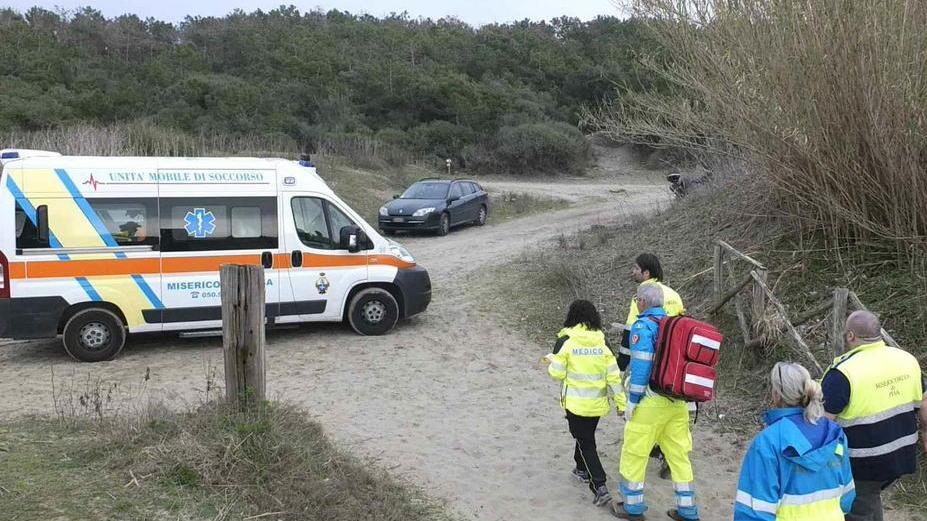 Colpito con un pugno in faccia mentre va in spiaggia, via la collana d'oro