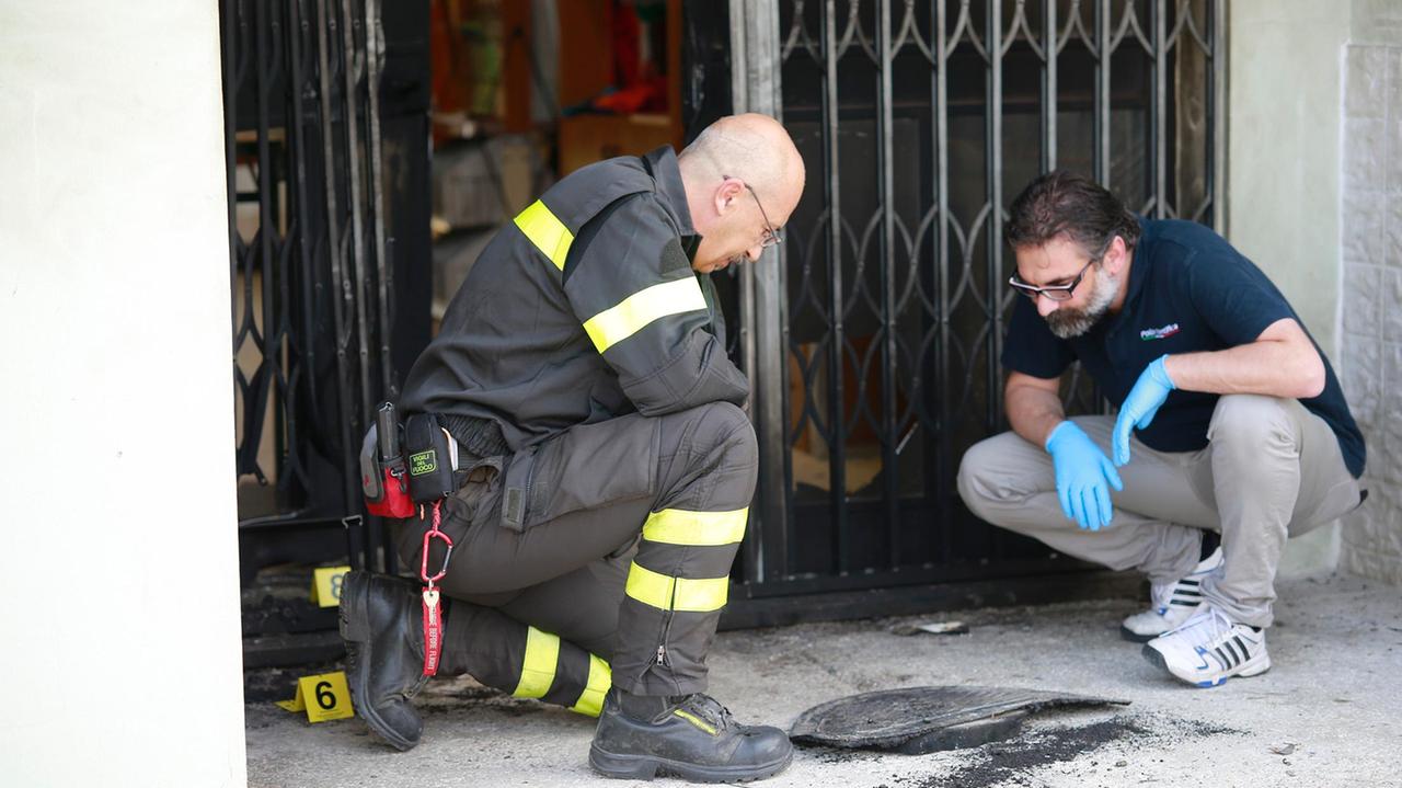 Modena, attentato alla sede Pd. Renzi: "Ci vediamo giovedì"