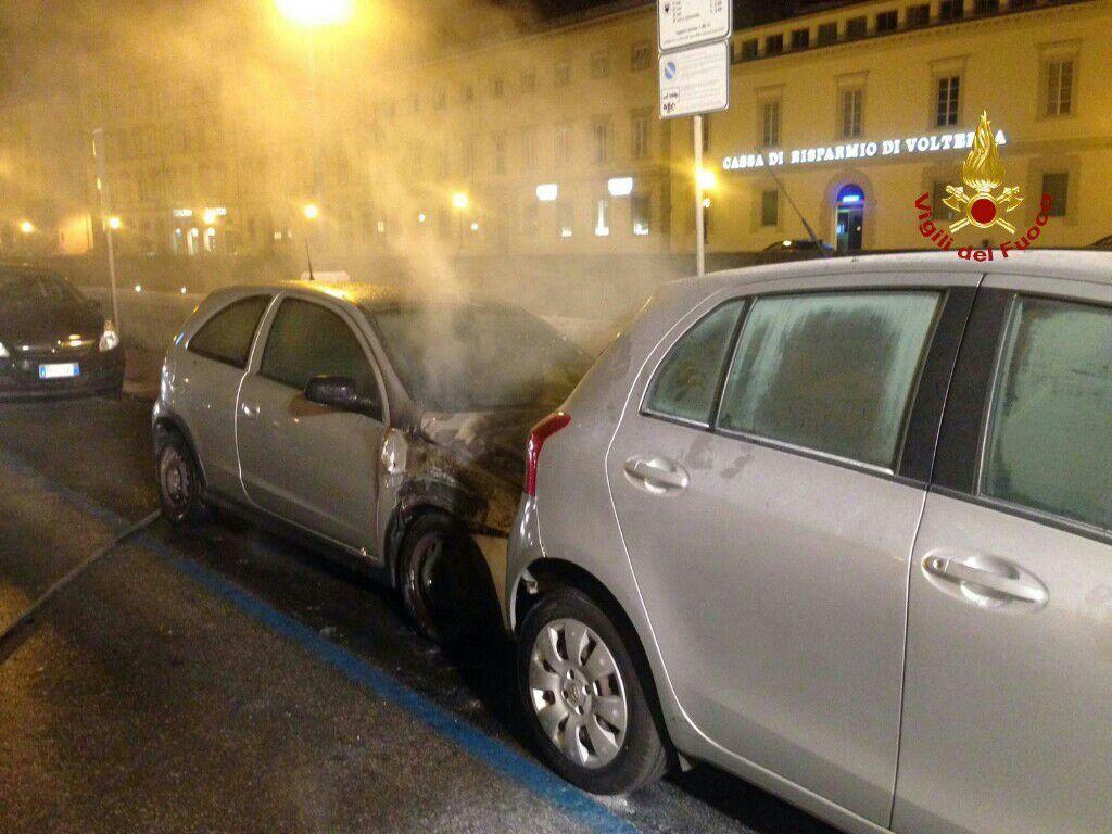 L'auto in fiamme (foto vigili del fuoco Livorno)