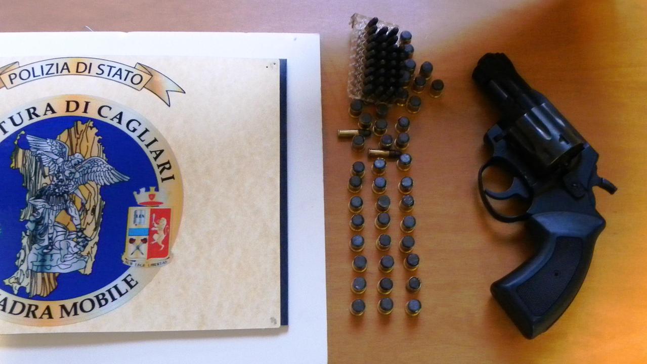Cagliari, teneva in casa pistola illegale e 100 proiettili: 19enne in cella