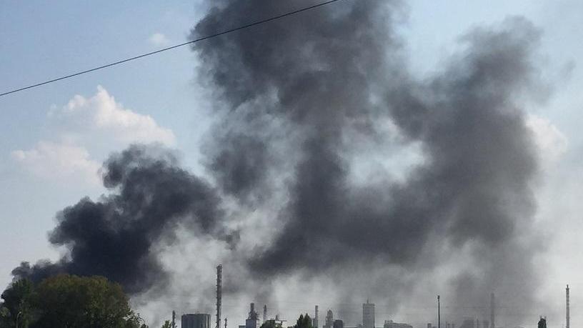 Il fumo sopra il petrolchimico