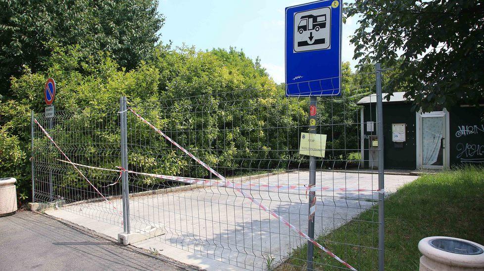 Nomadi al Foro Boario, i camperisti: «Quelle roulotte sono vecchie e pericolose» 