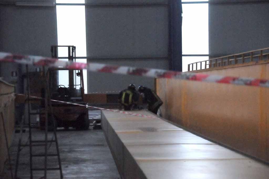 Operaio muore sotto il carroponte
