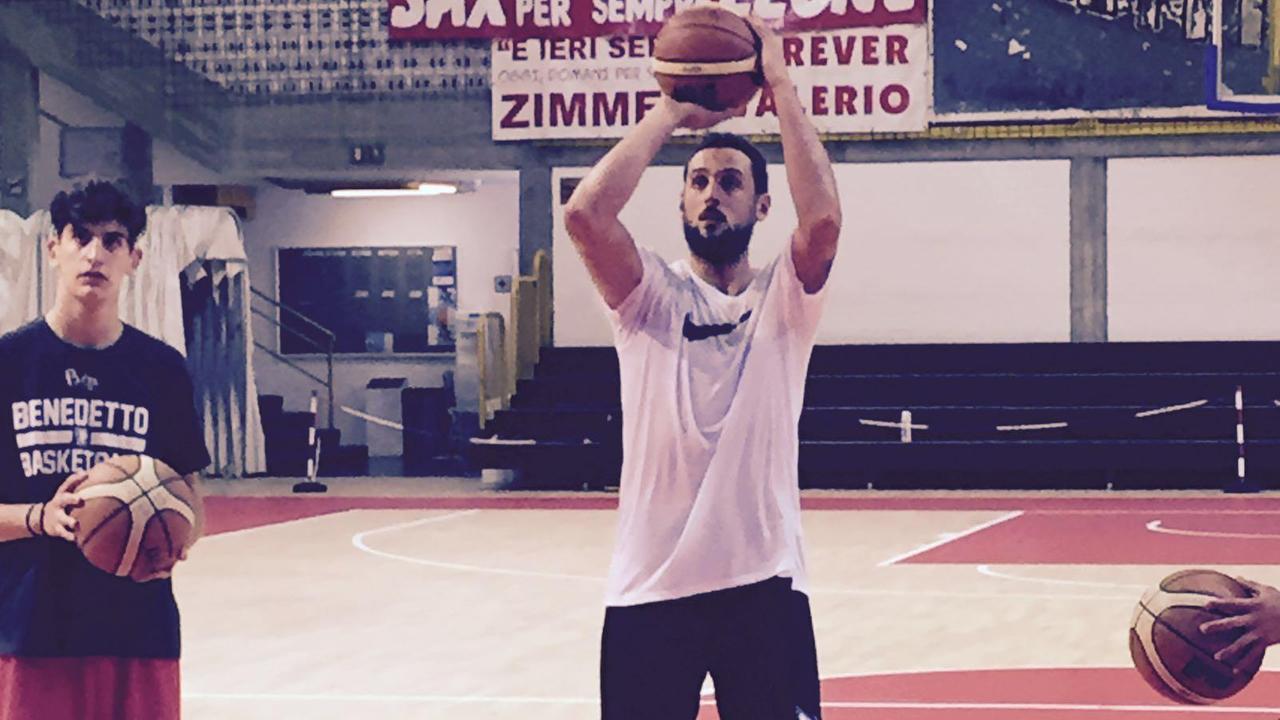 Marco Belinelli al tiro al palasport di Cento