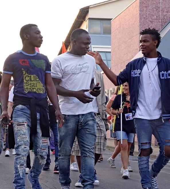 Migranti alla Marcia della pace «Nessun uomo è illegale»