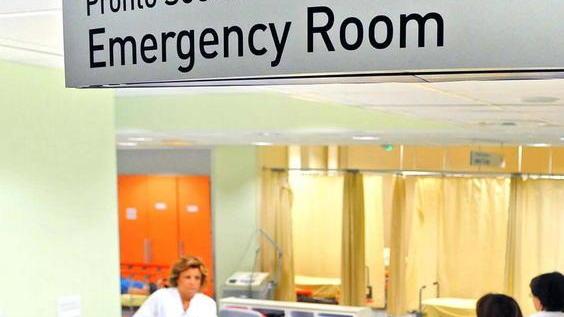Sedicenne soccorso fuori da un locale