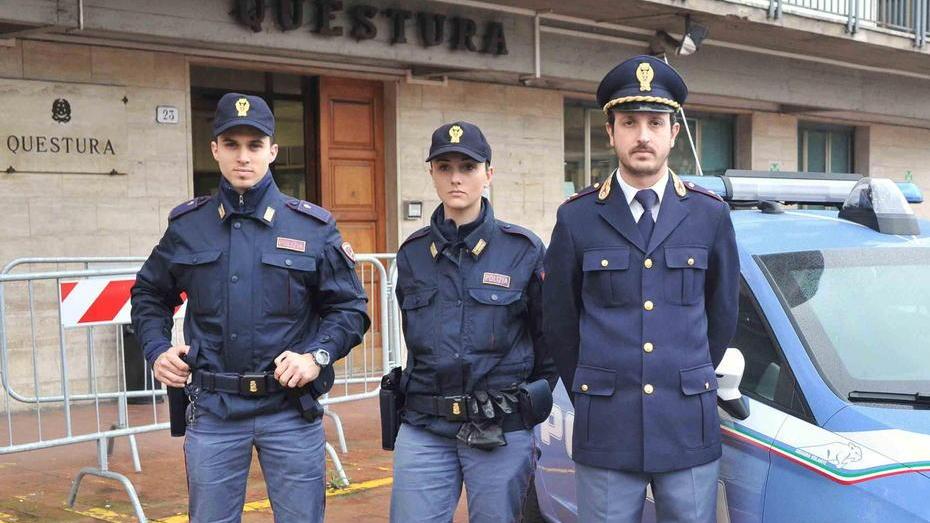 Picchia l’amica e la lascia sul raccordo