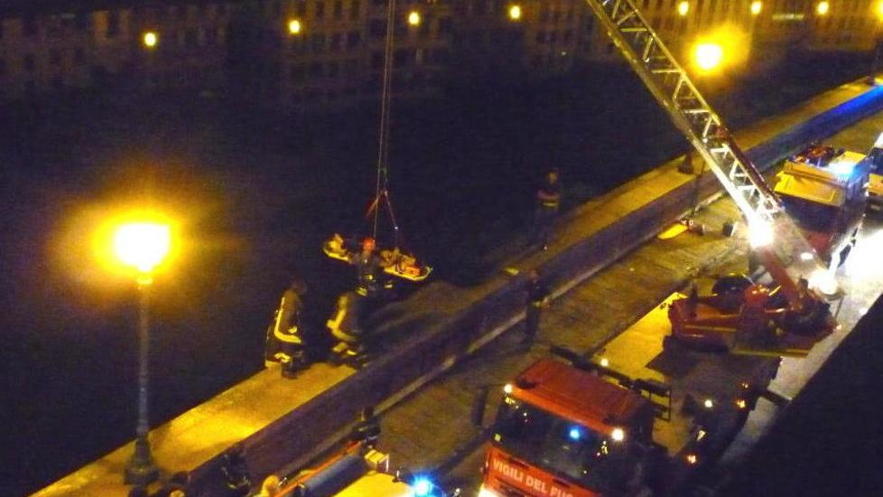 Scivola dalle spallette e si frattura le caviglie