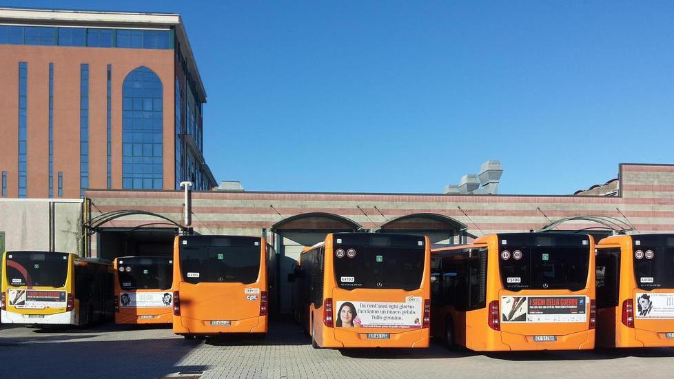 Aprono le scuole, si fermano gli autobus