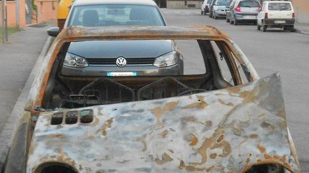 Auto incenerita in via Petrarca
