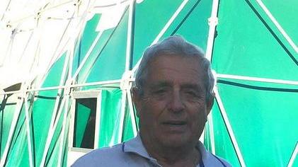 Con pennelli e ramazze per sistemare il campo