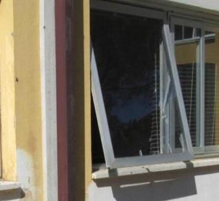 Vandali scatenati alle scuole dell’Argentario Sostituite le finestre divelte dieci giorni fa