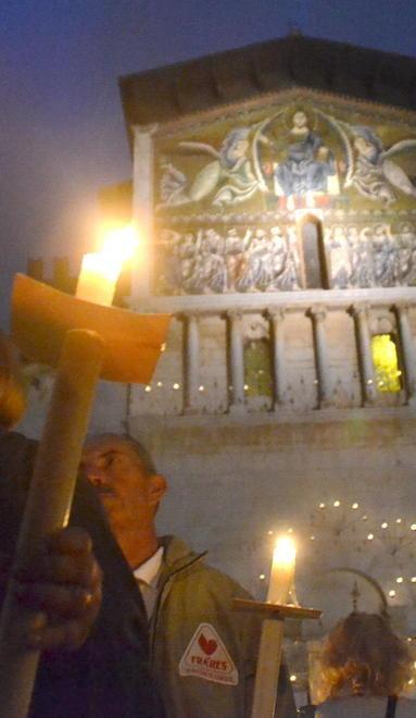 Record di lumini accompagna la processione 