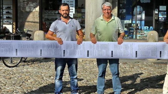 Giovanardi con striscione per il “No” alla riforma