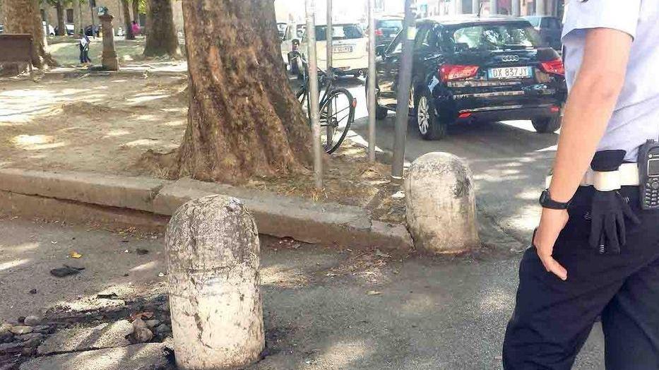 Scontro nella notte contro i paracarri