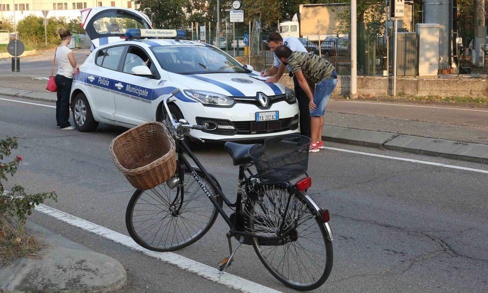 Ciclista travolta sulle strisce pedonali
