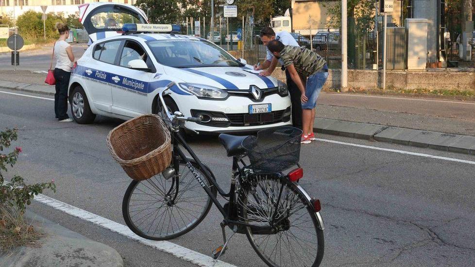 Ciclista travolta sulle strisce pedonali