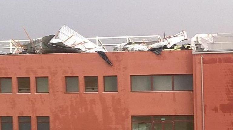 Riapre la scuola “scoperchiata”