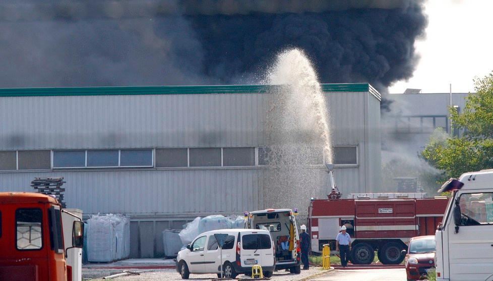 Fumo nero dal Polo chimico, stock di plastica in fiamme 