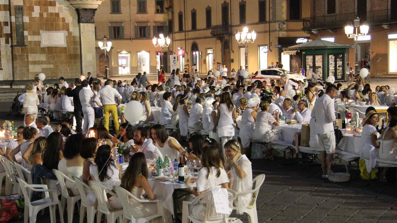 La cena in bianco (foto di archivio)