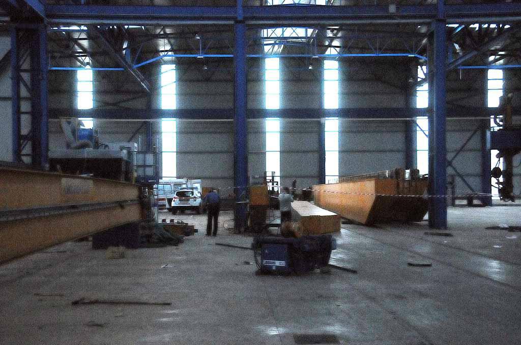 Schiacciato dalla lastra di un carroponte, muore operaio di 55 anni