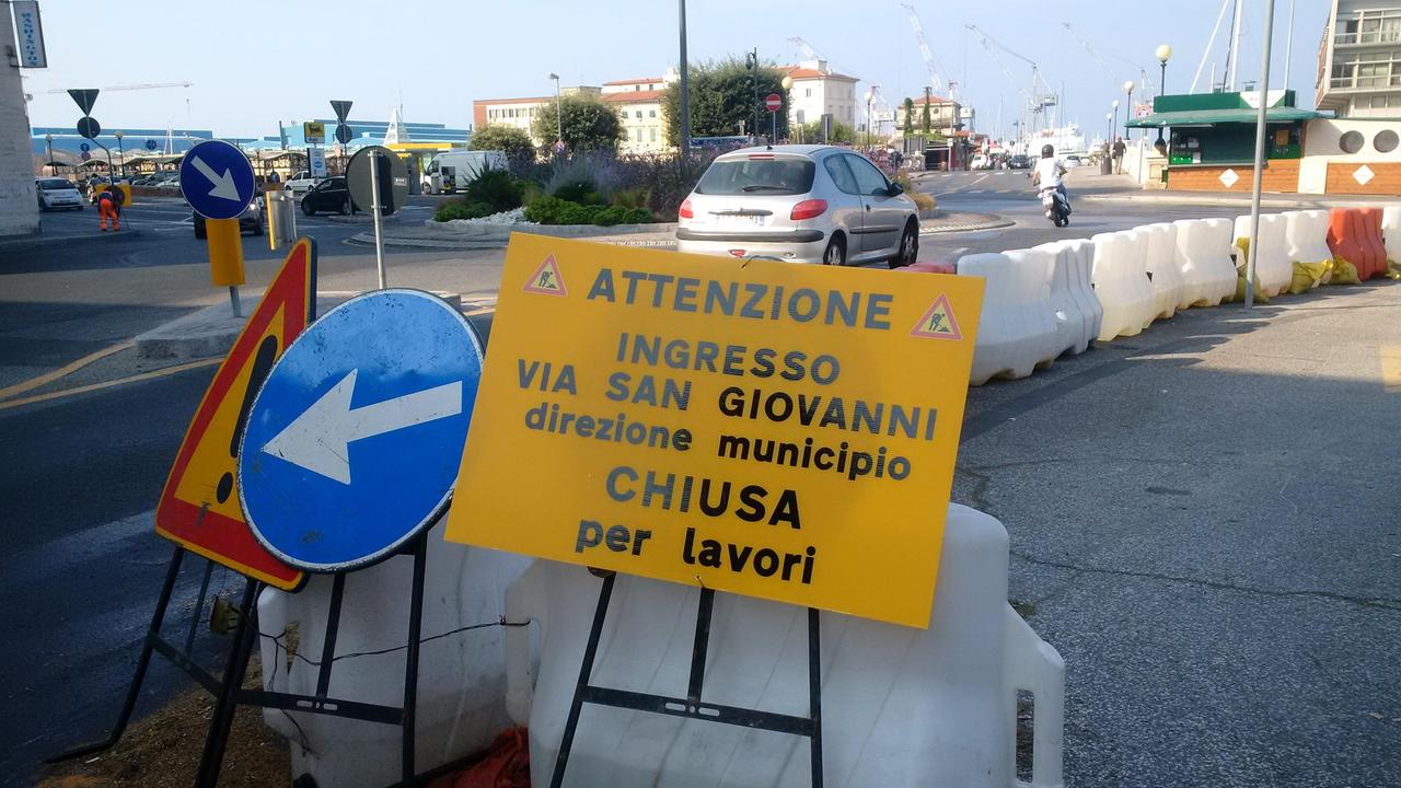 Uno dei cartelli che indicano le nuove modifiche provvisorie alla mobilità