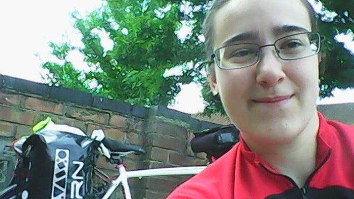 Un “selfie” di Annalisa Bellandi, alle sue spalle la bici con cui sta attraversando la Gran Bretagna